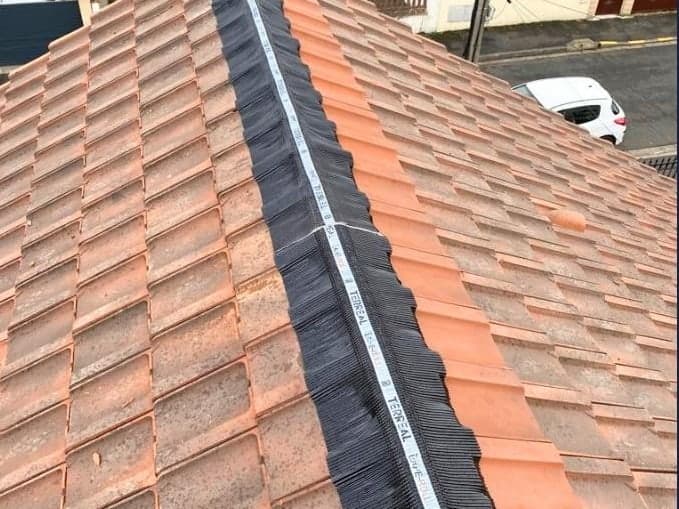 Le même arêtier avec ses faîtières neuves et son closoir ventilé