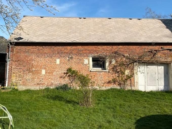 La même grange après traitement, la couverture est redevenue claire