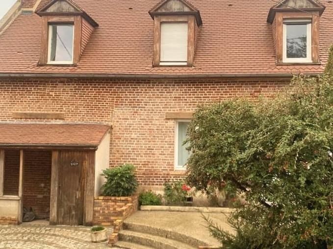 La même longère après démoussage, la tuile plate a retrouvé sa teinte