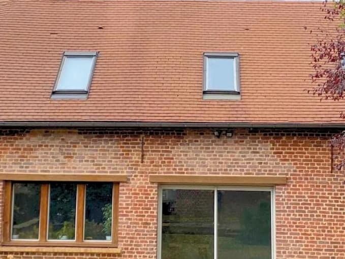 La même maison après nettoyage, les raccords des fenêtres de toit sont dégagés
