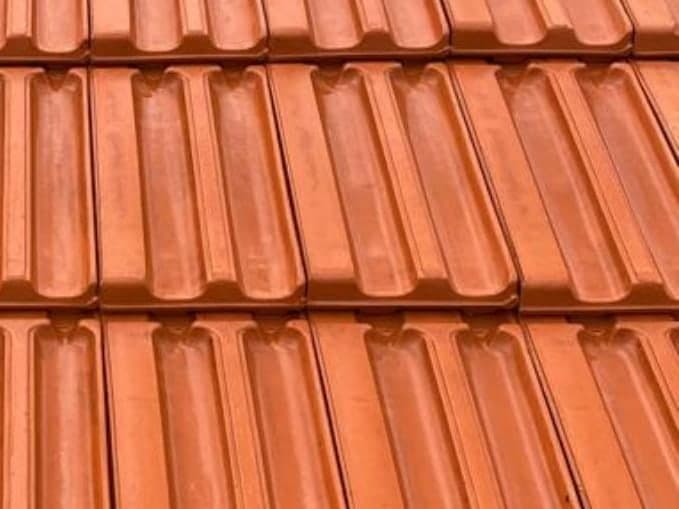 Le même rang de tuiles après traitement, la teinte est ravivée